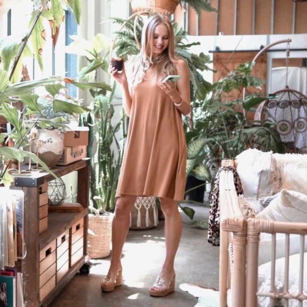 Sleeveless Signature side-pocket dress